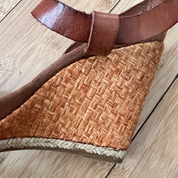 NWT  heartthrob wedge leather  sandals - Picture 6 of 7